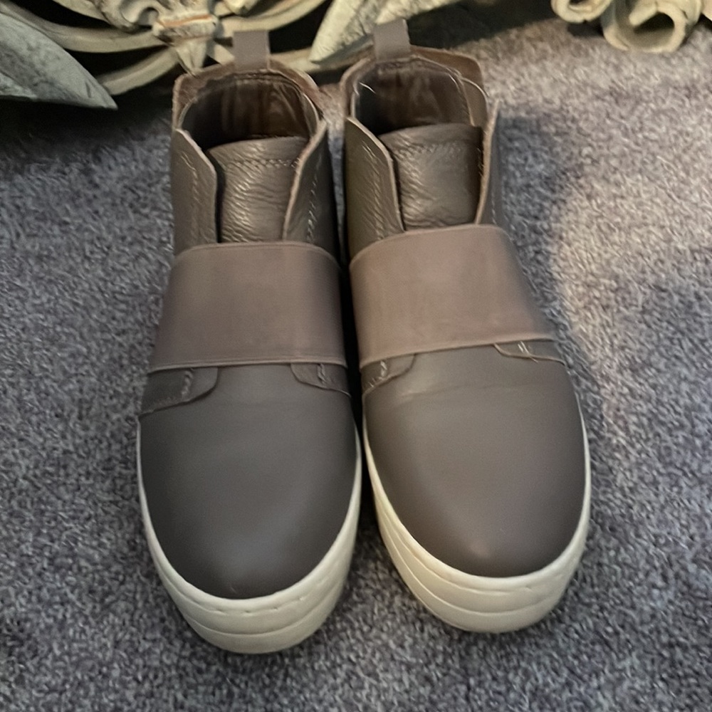 J slides size 7 gentle worn tan very comfortable